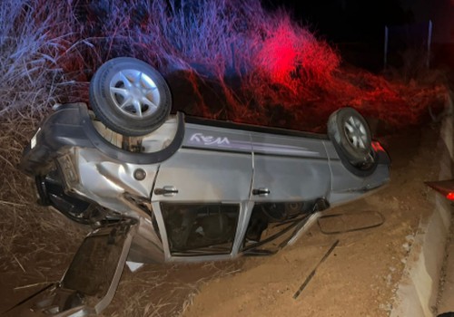 Carro vai parar com as rodas para o alto e motorista acaba preso em Patos de Minas