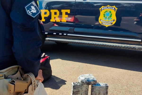 Grupo Tático da PRF prende passageiro de ônibus com 2,5 kg de cocaína, na BR 365