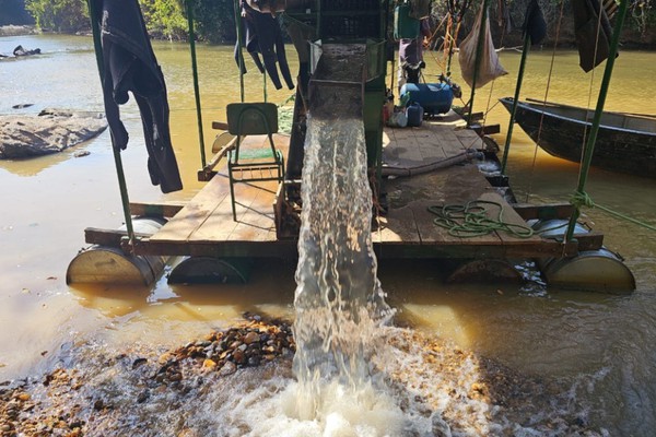 Garimpeiros flagrados no Rio Dourados foram presos e multados em mais de R$ 112 mil