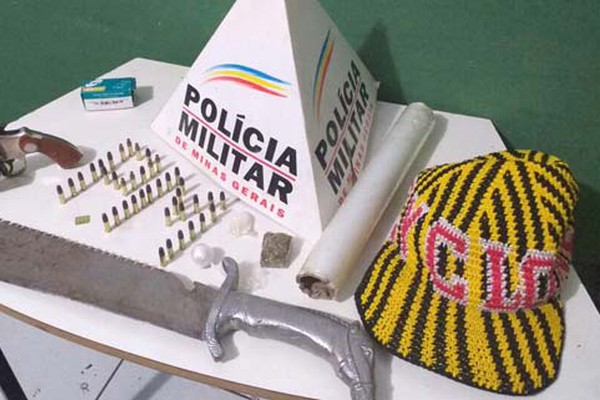 PM apreende revólver com 40 munições e prende suspeitos de roubo em supermercado
