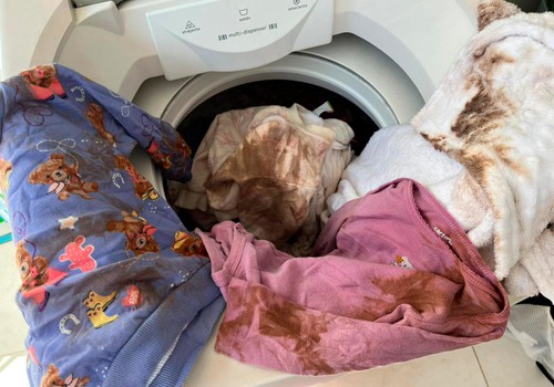 Roupa sai da máquina mais suja do que entrou e moradora se revolta com a Copasa