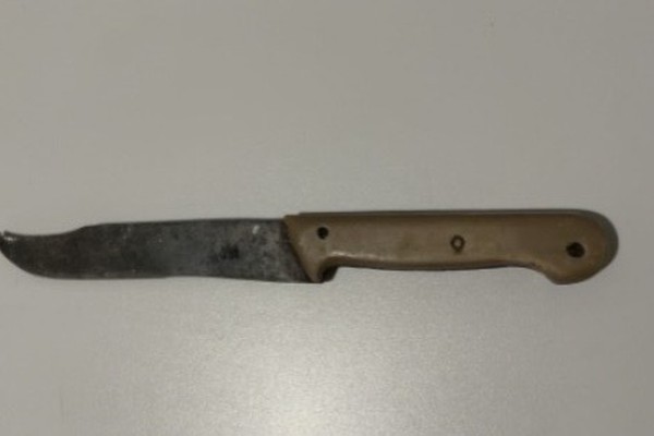 Jovem é preso após agredir brutalmente companheira de 15 anos; ela deu à luz há menos de 1 mês