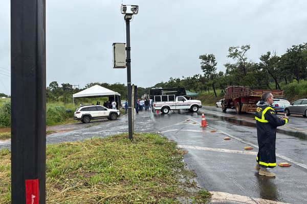 Moradores protestam contra proposta do Governo de Minas de terceirização da BR 365