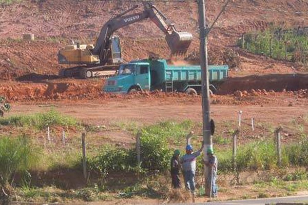 Máquinas já trabalham na preparação do terreno para a construção do Fórum