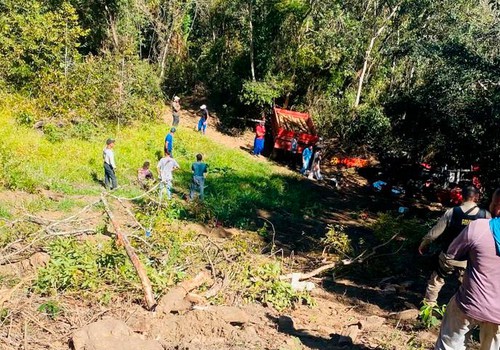 Trator capota durante construção de cerca e tira a vida de tratorista em Abadia dos Dourados