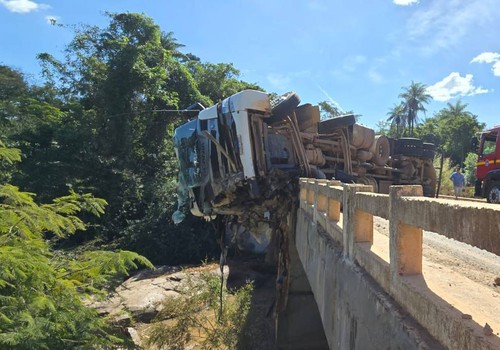 Carreta tomba sobre ponte na BR 146 e motorista sofre ferimentos graves ao ser projetado para fora
