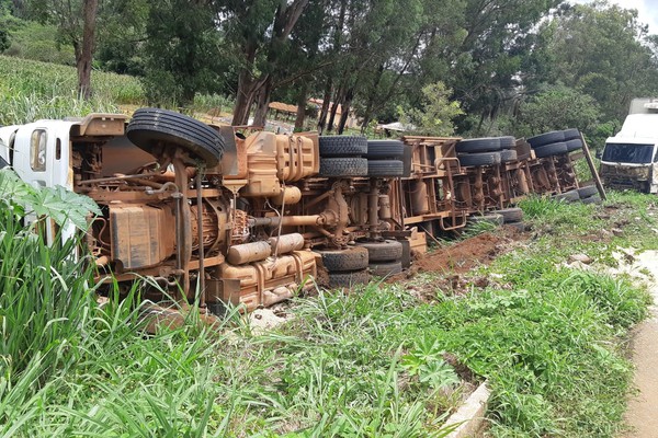 Caminhão bate na traseira de carreta que tombou na BR 365, após Pare/Siga