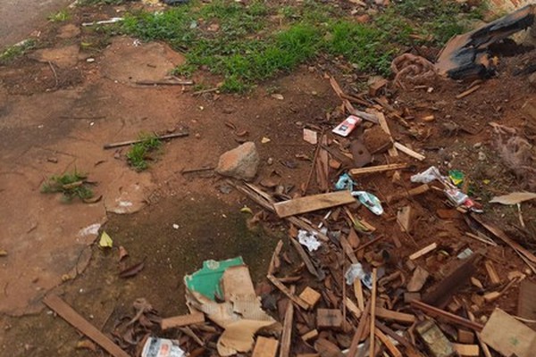 Morador denuncia descarte de lixo em calçada e surgimento de escorpiões no Bairro Brasil