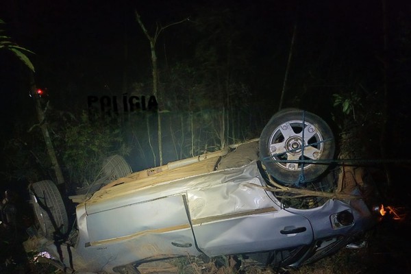 Motorista de 55 anos é socorrido inconsciente até o Hospital Regional após carro capotar na MG 235