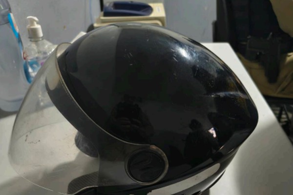 Homem é preso após furtar capacete em motoneta e depois jogar fora em lote vago