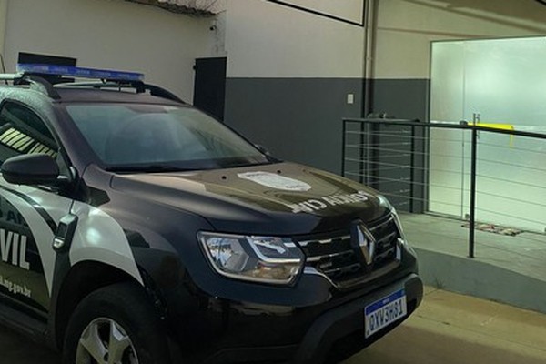 Homem que desferiu 10 facadas na ex após mentir para entrar em prédio é indiciado em Patrocínio