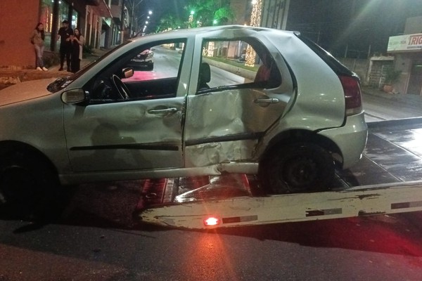 Jovem bate em poste e é autuado por dirigir embriagado, sem CNH e ainda por fuga e omissão socorro às vitimas