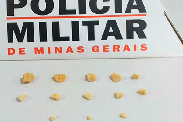 Mulher é presa ao tentar esconder droga em meio à roupa suja e engolir crack em São Gotardo