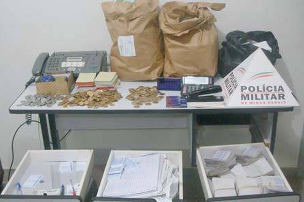 PM prende dois com materiais de jogo do bicho em Carmo do Paranaíba