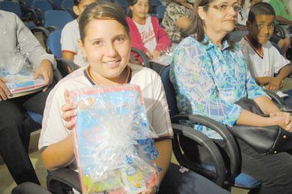 Câmara de Dirigentes Lojistas distribui materiais escolares para estudantes carentes