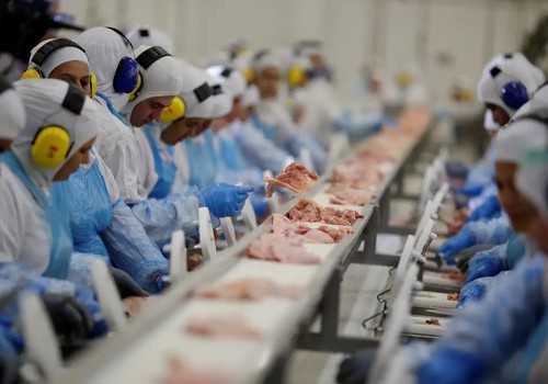 Indústria criou mais de 910 mil empregos em quatro anos, aponta IBGE