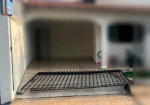 Homem discute com a esposa, derruba portão de casa e acaba preso em Patos de Minas