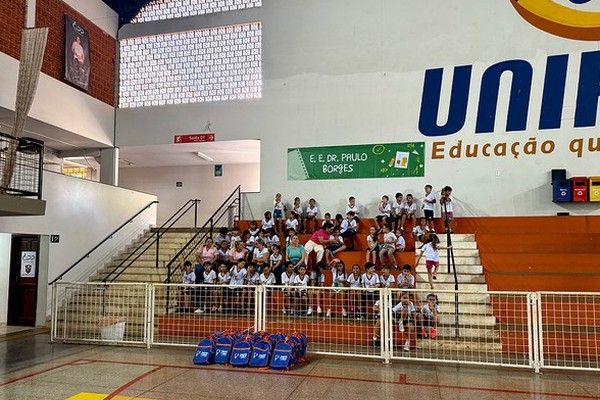 FEPAM e UNIPAM entregam mil kits escolares a alunos da rede pública em Patos de Minas