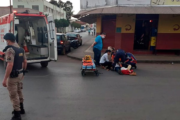 Motociclista fica ferido após acidente e moradores pedem providências para cruzamento