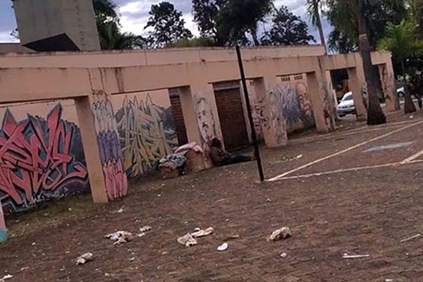 Idoso com caixas de roupas e outros pertences faz morada no Galpão do Produtor Rural