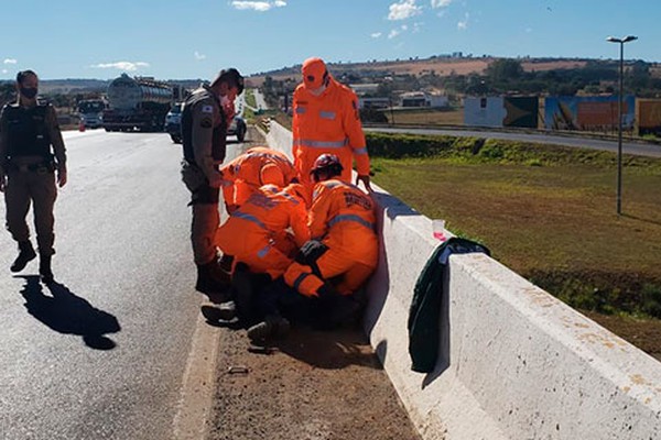 Bombeiros agem rápido e imobilizam homem que ameaçava pular de viaduto em Patos de Minas