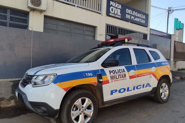 Homem ameaça gari com facão e resiste violentamente à prisão em Patos de Minas
