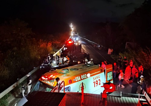 Batida entre dois veículos deixa pelo menos 4 pessoas feridas e mobiliza equipes de resgate na BR-352