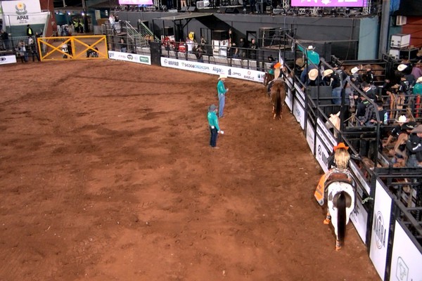 Cavalo pula rodopiando, peão é debruçado no lombo do animal e acaba jogado no chão; veja ao vivo