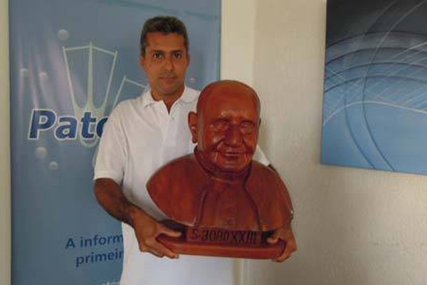 Artista faz sucesso ao homenagear personalidades e recebe agradecimento do Papa