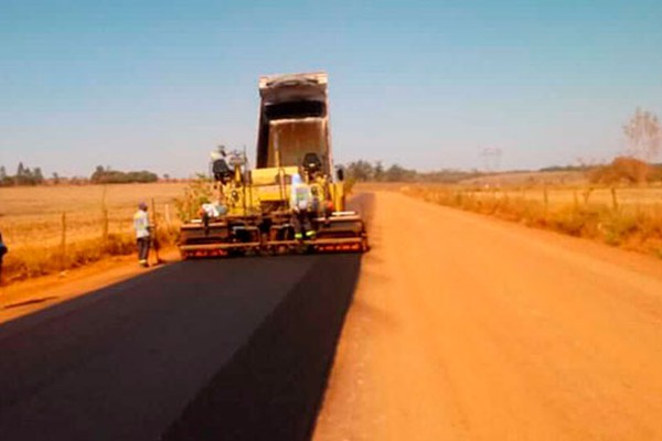 Estrada da Serrinha ganha mais uma camada de asfalto; previsão de término da obra é em Outubro