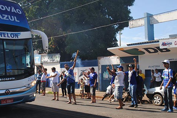 Time da URT é recebido com festa por torcedores no Estádio Zama Maciel em Patos de  Minas