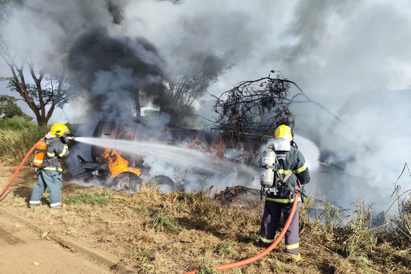 Carreta com óleo vegetal é consumida por incêndio após acidente na BR-365; motoristas saíram ilesos