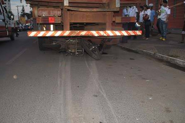 Cegonheira em local proibido causa grave acidente com motociclista na Major Gote