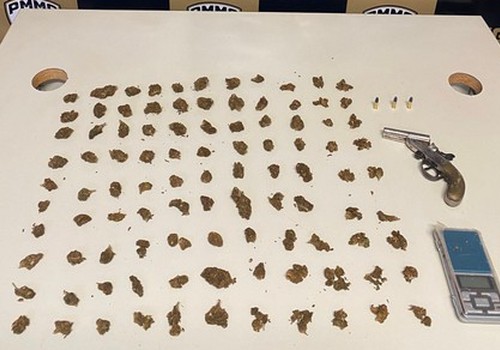 Estudante é preso dentro de sala de aula com arma de fogo e 100 buchas de maconha