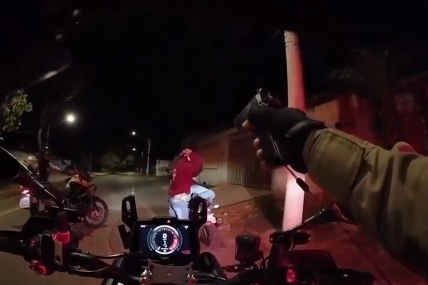 Após perseguição, polícia prende jovem e apreende adolescente com armas de fogo em Patos de Minas