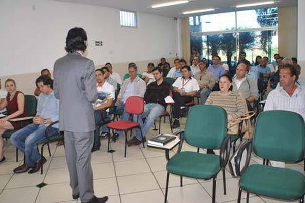 Reunião com revendedores de veículos define prazo para fim do uso de áreas públicas