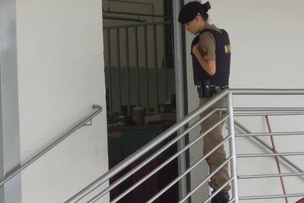 Jovem é alvejado nas costas após ser perseguido e PM apreende arma e menor