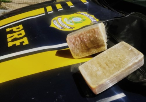 Passageira de ônibus é presa na BR 365 transportando duas barras de crack