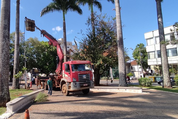 Luzes de Natal já estão quase prontas para a inauguração do Renascer Natalino 2022 em Patos de Minas