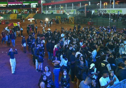 Faltando 2 horas para show de Luan Santana, fãs já se aglomeram perto do palco na Arena; veja ao vivo