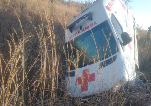 Ambulância de Brasilândia de Minas vai parar fora da pista em acidente na MG-410