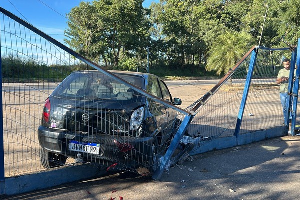 Motorista perde controle, derruba poste e atinge grade da PRF em Patos de Minas