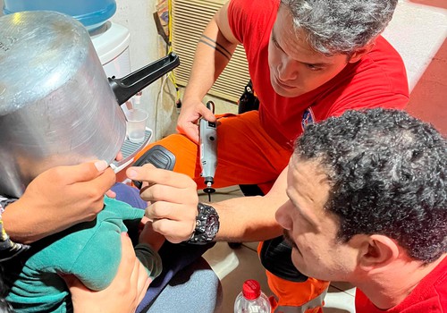 Garotinho fica com panela de pressão presa na cabeça e precisa ser socorrido pelos bombeiros