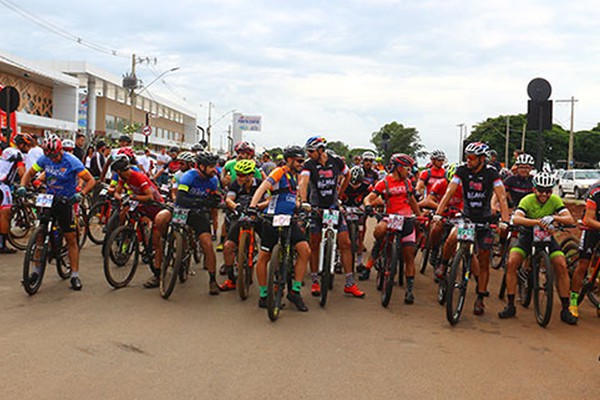 Etapa de mountain bike agita final de semana e arrecada alimentos em Patos de Minas