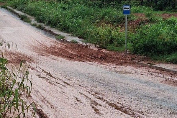 Moradores reclamam de barro que toma conta de rua em Patos de Minas; prefeitura diz que notificou responsável