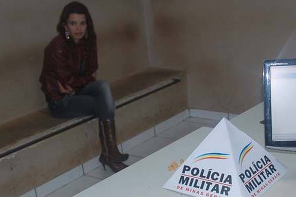 Após denúncia, jovem é presa pela PM com pedras de crack no Santa Luzia