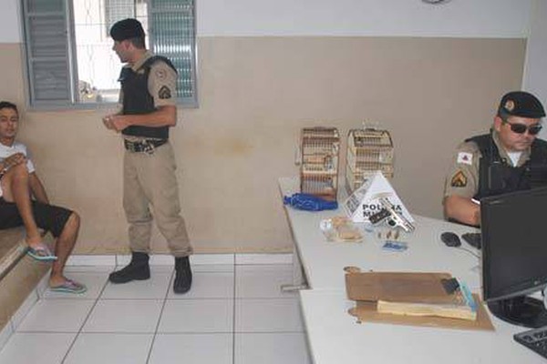 Moradores denunciam e PM leva jovem para a delegacia com arma, drogas e pássaros