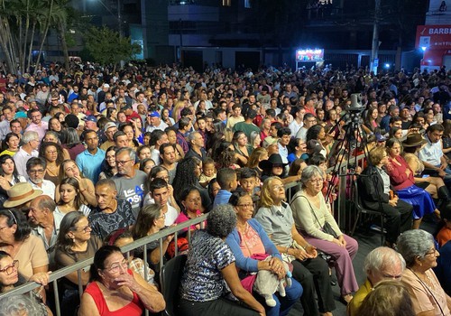 Público lota Praça do Fórum e espaço inclusivo aconchega todos para show; veja ao vivo