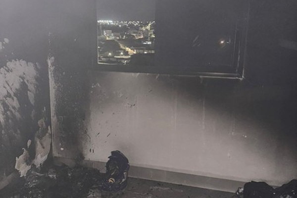 Bombeiros combatem incêndio que teria sido provocado após surto de morador, em Patos de Minas