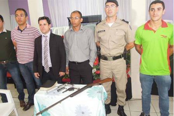 Detentos convertidos à igreja entregam pistola, revólver e espingarda